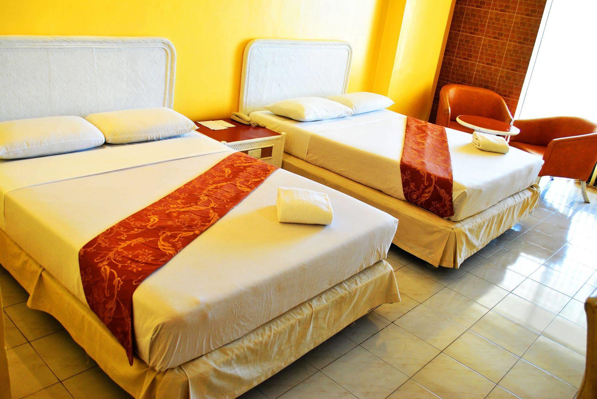 Leyte Park Resort Hotel Таклобан Экстерьер фото