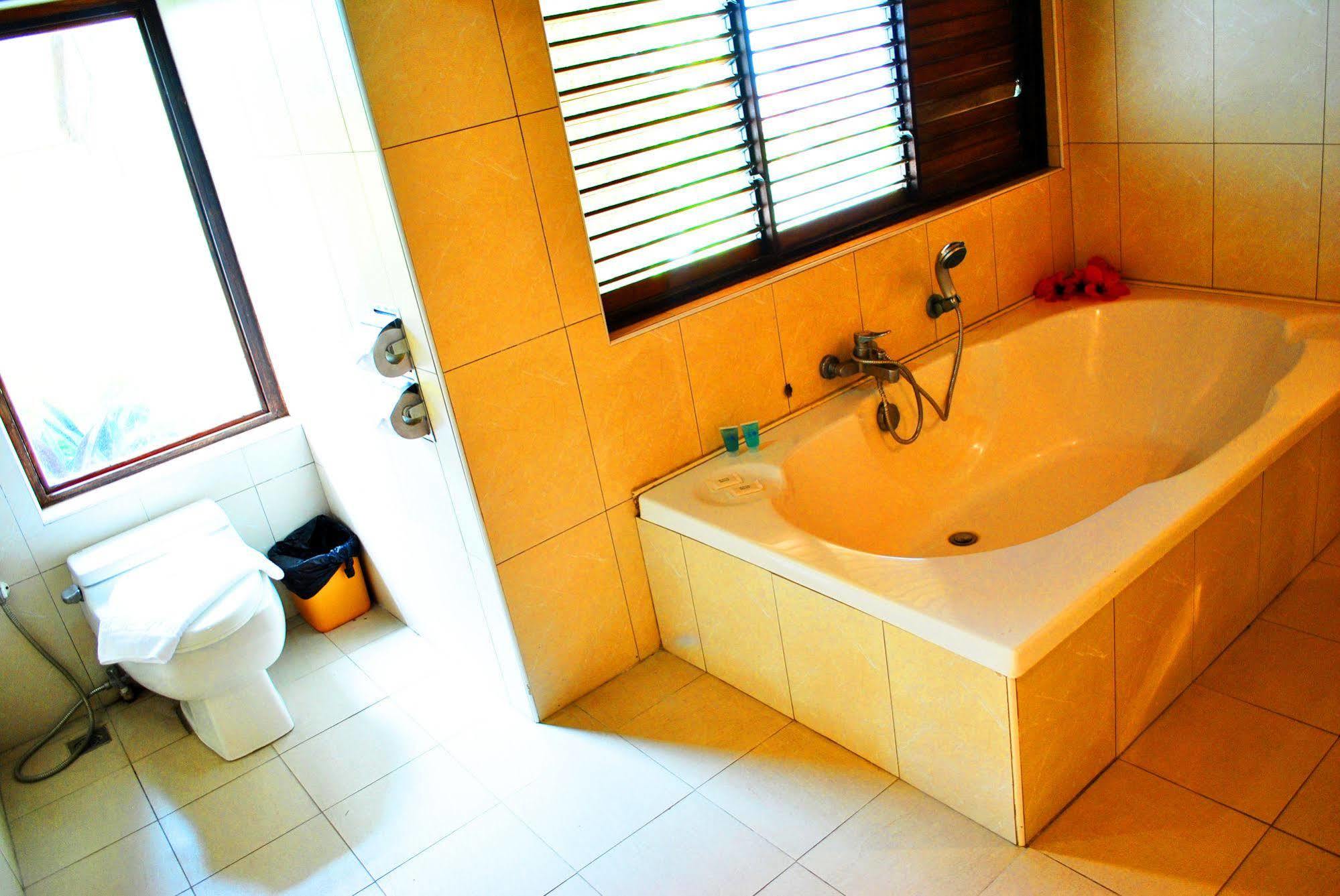 Leyte Park Resort Hotel Таклобан Экстерьер фото