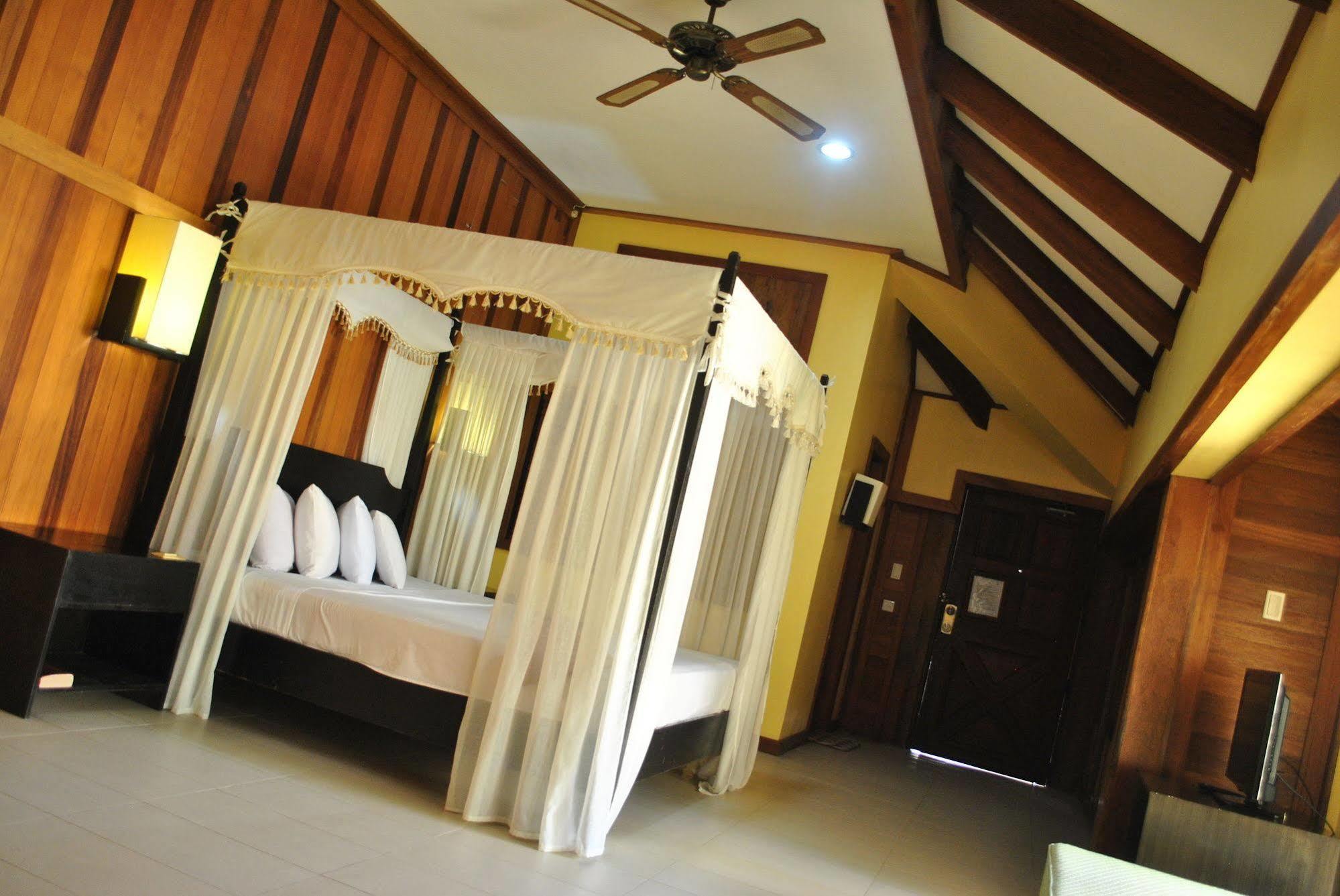 Leyte Park Resort Hotel Таклобан Экстерьер фото